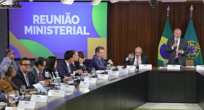 Lula exalta dados da economia, cobra ministros e chama Flávio Bolsonaro de "traidor da pátria"