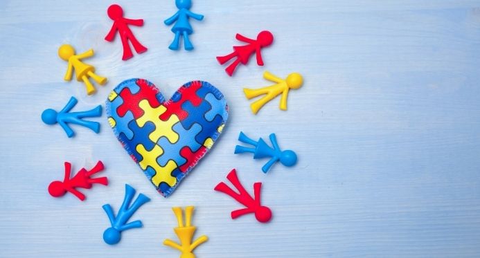 Abril Azul acende alerta para papel das escolas na inclusão e acolhimento de alunos com autismo