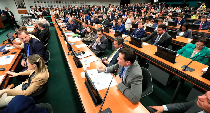 CCJ da Câmara retoma análise do fim da escala 6x1 nesta quarta
