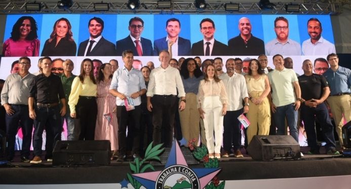 Casagrande reúne 2 mil pessoas no Kleber Andrade em despedida do Governo do Estado