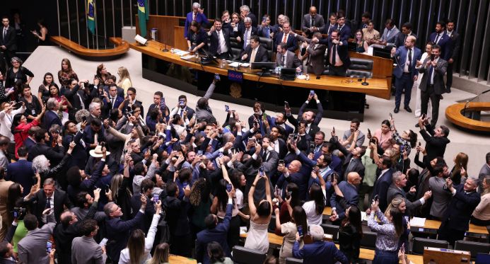 Congresso derruba veto de Lula e abre caminho para reduzir pena de Bolsonaro