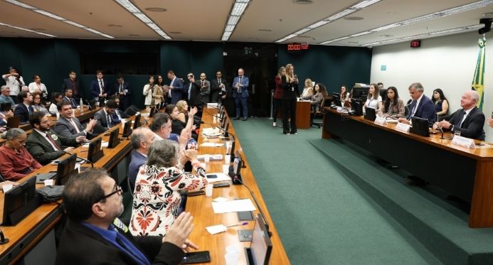 Propostas para fim da escala 6x1 e redução da jornada de trabalho avançam na Câmara