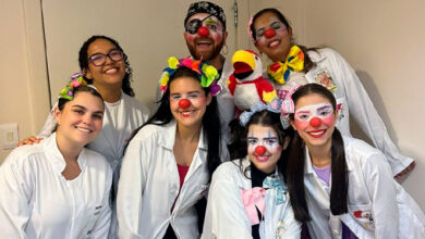 Riso que acolhe: palhaços levam leveza a pacientes internados do Hospital São Lucas