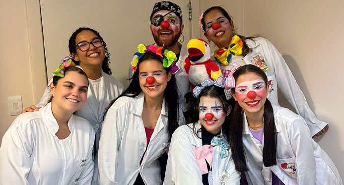 Riso que acolhe: palhaços levam leveza a pacientes internados do Hospital São Lucas