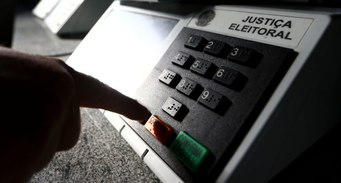 TSE barra regra da Lei Antifacção e mantém voto de presos provisórios em 2026