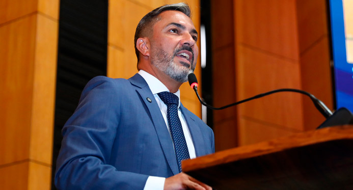 Tyago Hoffmann retorna à Assembleia Legislativa após 15 meses à frente da Saúde do ES