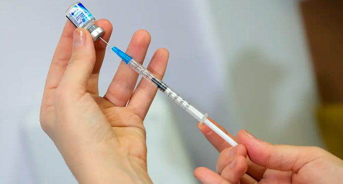 Vacina da gripe não causa a doença e salva vidas, alerta Ministério da Saúde