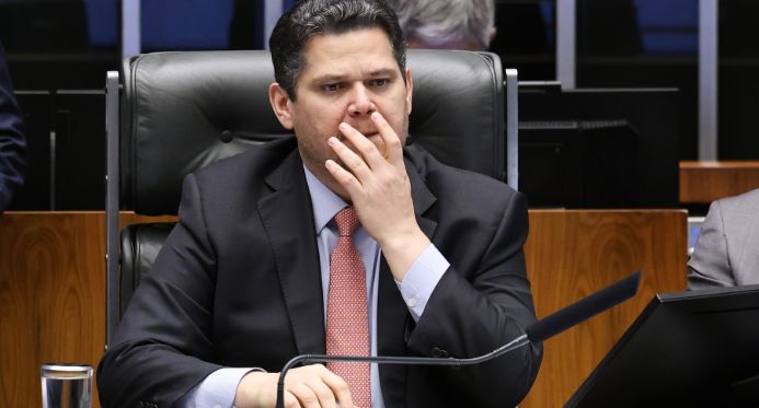 Alcolumbre envia texto da oposição à CCJ em manobra contra o fim da escala 6x1