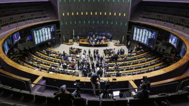 Congresso derruba vetos de Lula, libera verbas a cidades endividadas e autoriza doações nas eleições