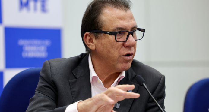 Fim da 6x1 não vai ampliar informalidade, nem obstruir comércio nos fins de semana, diz ministro