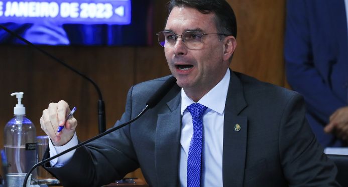 Flávio Bolsonaro celebra decisão dos EUA contra PCC e CV, mas faltou à votação do mesmo tema no Senado