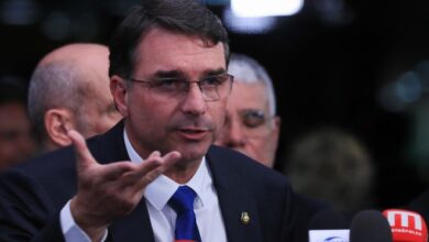 Flávio Bolsonaro recua, admite contato com Vorcaro e tenta conter desgaste com pedido de CPI