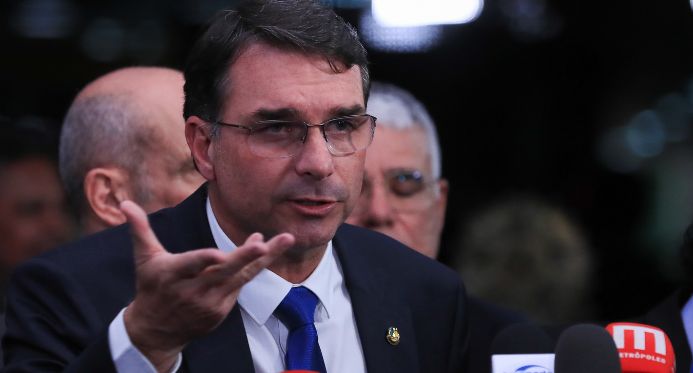Flávio Bolsonaro recua, admite contato com Vorcaro e tenta conter desgaste com pedido de CPI