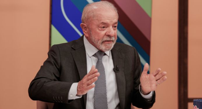 Lula critica família Bolsonaro, diz que Brasil é soberano e que decisão dos EUA sobre PCC e CV pode afetar o PIX