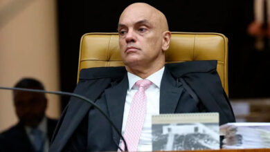 Moraes pede parecer da PGR sobre incluir Jair e Flávio em inquérito