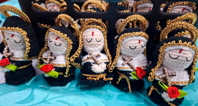 Pacientes oncológicos recebem miniaturas de Santa Rita produzidas por internas