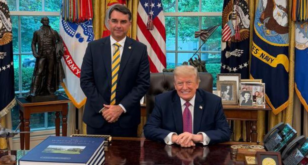 Trump elogia Lula e o classifica como "dinâmico" em reunião com Flávio Bolsonaro na Casa Branca