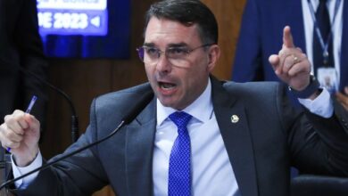 Vazamento de mensagens que liga Flávio Bolsonaro a Vorcaro movimenta corrida presidencial