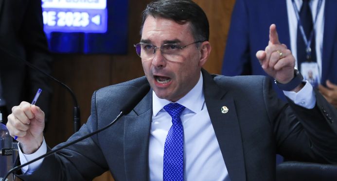 Vazamento de mensagens que liga Flávio Bolsonaro a Vorcaro movimenta corrida presidencial