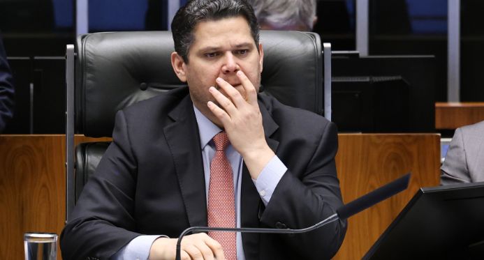 Alcolumbre descarta votação rápida do fim da escala 6x1 e quer "melhorar" texto nas comissões