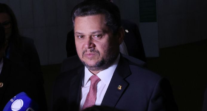 Alcolumbre trava votação do fim da escala 6x1 no senado e impõe condições