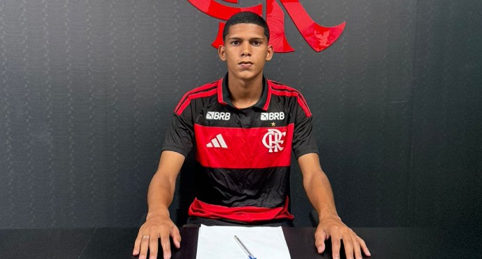 Atacante capixaba assina seu primeiro contrato profissional com o Flamengo