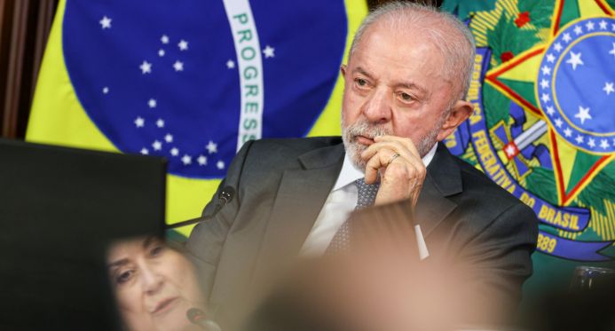 Brasil ameaça revidar novas taxas dos EUA e Lula busca acordo com Trump na cúpula do G7