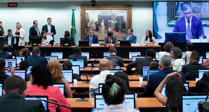 CCJ da Câmara aprova PEC que reduz maioridade penal para 16 anos