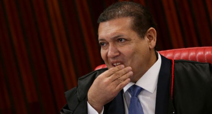 Decisão de Nunes Marques de suspender pesquisa que mostrava derrocada de Flávio Bolsonaro divide especialistas
