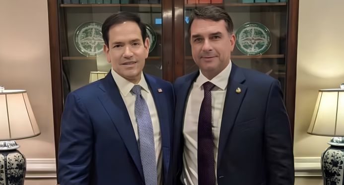 Em carta para Flávio Bolsonaro, Marco Rubio reafirma que EUA vão manter tarifaço contra o Brasil