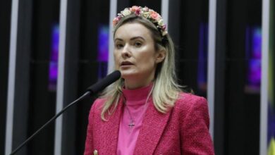Em queda nas pesquisas, Flávio Bolsonaro busca vice mulher e Eduardo sugere Júlia Zanatta