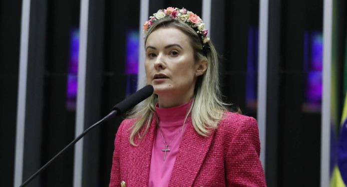 Em queda nas pesquisas, Flávio Bolsonaro busca vice mulher e Eduardo sugere Júlia Zanatta