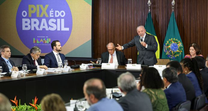 Em reunião ministerial, Lula defende soberania do Brasil e sequência de diálogo com os EUA
