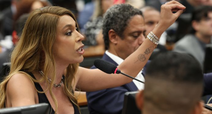Erika Hilton aciona MPF para proibir comentaristas esportivos de fazerem propaganda de bets