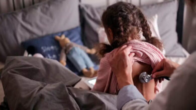 Febre e cansaço: saiba como identificar os primeiros sinais de pneumonia em crianças