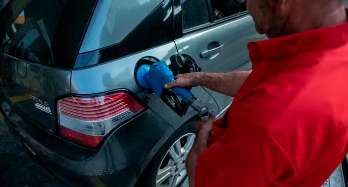 Governo propõe aumentar para 32% o etanol na gasolina contra alta de preço