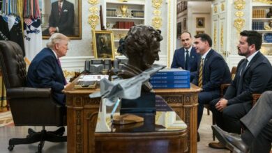 Horas após novo tarifaço e ameaças ao Pix, Trump posta foto com Flávio Bolsonaro