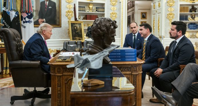 Horas após novo tarifaço e ameaças ao Pix, Trump posta foto com Flávio Bolsonaro