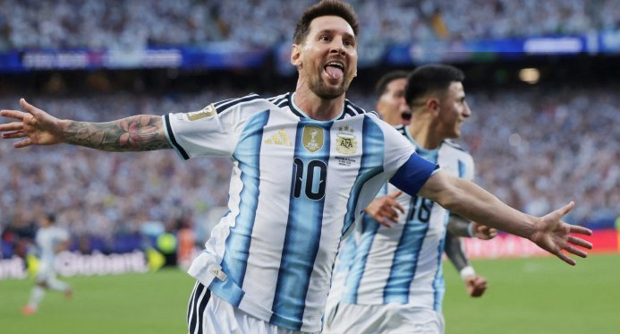 Messi faz história, marca três gols e Argentina vence a Argélia na estreia da Copa do Mundo