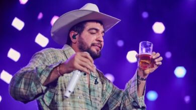 Ostentação de bebidas nos palcos compromete apresentações e acende alerta sobre a saúde de cantores sertanejos