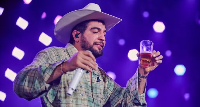 Ostentação de bebidas nos palcos compromete apresentações e acende alerta sobre a saúde de cantores sertanejos