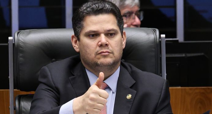 Senado ignora governo, aprova pauta-bomba de R$ 170 bilhões e trava o fim da escala 6x1