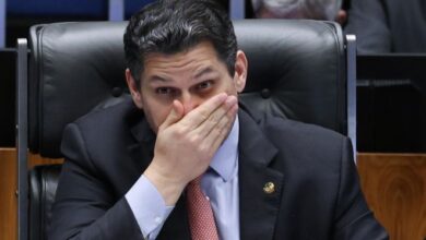 Alcolumbre se revolta com pressão popular sobre fim da escala 6x1 e adia votação de PEC