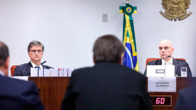 Bolsonaro abre mão de arma e aguarda decisão de Moraes sobre domiciliar