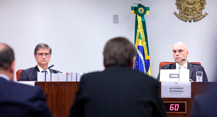 Bolsonaro abre mão de arma e aguarda decisão de Moraes sobre domiciliar