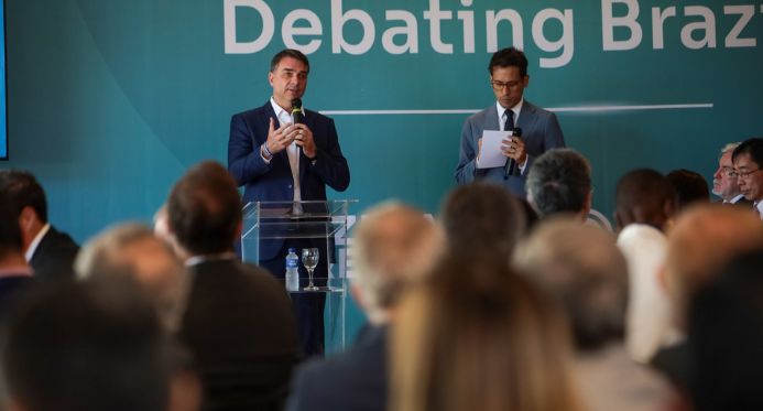 Flávio Bolsonaro repete tática do pai e ataca urnas com mentiras já desmentidas pelo TSE – Em Dia ES