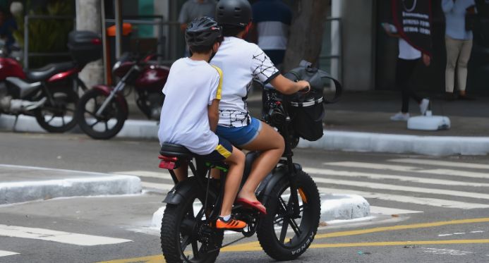Menores de 15 anos podem ser proibidos de andar de bicicleta elétrica no Brasil; entenda