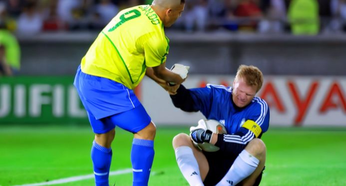 Oliver Kahn sugere repetir final da Copa de 2002 contra o Brasil após Fifa anular expulsão de jogador