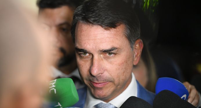 Rastro de R$ 1,5 milhão em notas fiscais liga escritório de Flávio Bolsonaro ao Banco Master – Em Dia ES