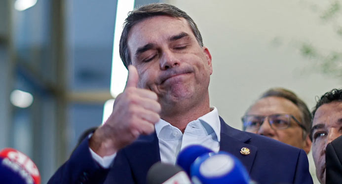 Republicanos decide ficar neutro na corrida ao Planalto e deixa Flávio Bolsonaro sem aliança – Em Dia ES